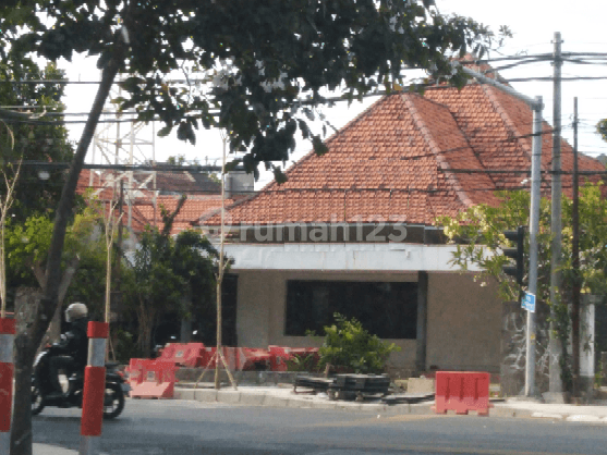 RUMAH JALAN AMBENGAN BESAR DAN ARTISTIK DENGAN PARKIR LUAS COCOK UNTUK USAHA BEA.A061 1