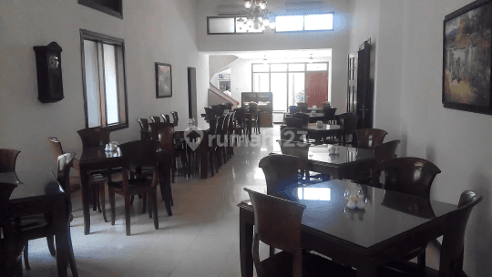 RUMAH JALAN AMBENGAN BESAR DAN ARTISTIK DENGAN PARKIR LUAS COCOK UNTUK USAHA BEA.A061 2