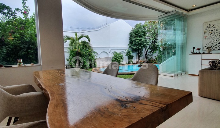 Condet.Rumah mewah.desain eropa.private pool.di Condet jakarta timur Condet.Rumah mewah.desain eropa.private pool.di Condet jakarta timur
