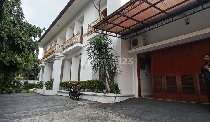 Rumah mewah dengan area luas di Simprug - Kebayoran Lama 1