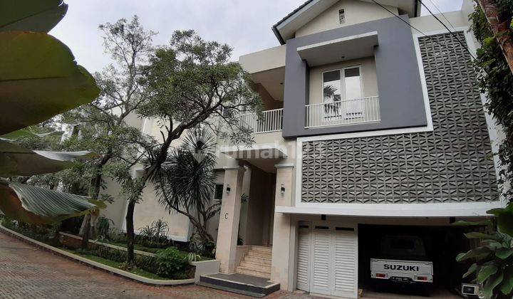 Rumah dalam compound di Kemang Selatan dengan kolam renang pribadi 1