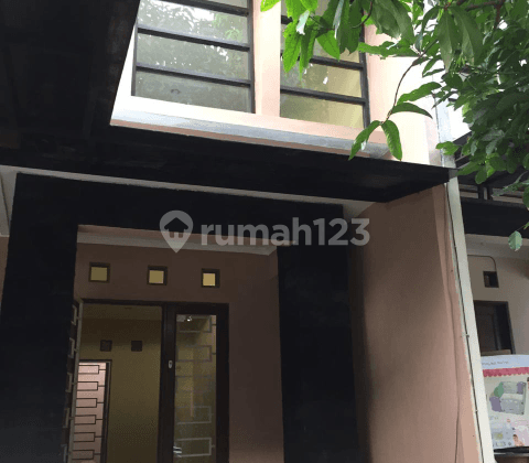 Rumah cantik siap huni di Graha Raya 1