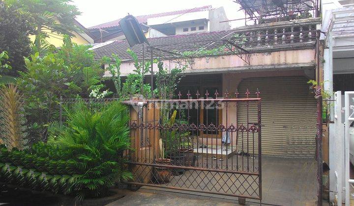 Rumah di Taman Meruya Ilir, Jakarta Barat 2