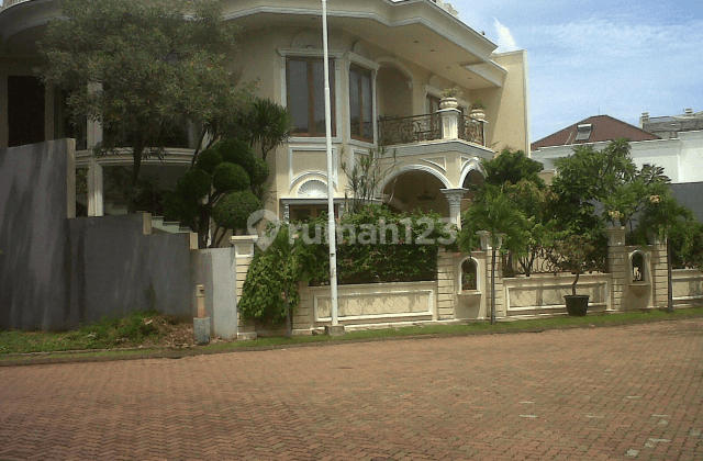 Rumah mewah di kawasan elite Pantai Mutiara 1