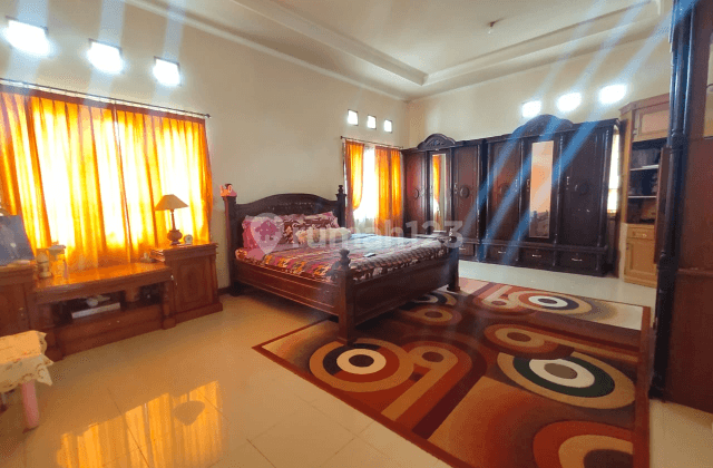 Rumah Cantik Asri di Pesona Khayangan Depok 2