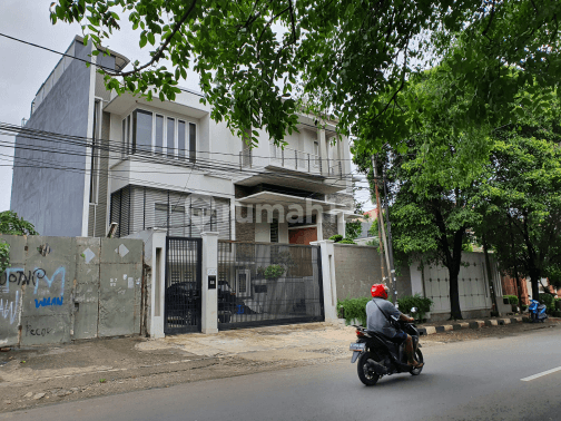 rumah minimalis.pinggir jalan tdk bnjr 1