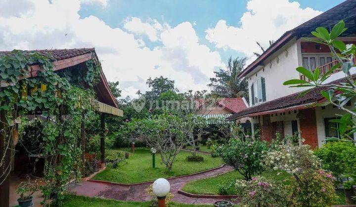 VILLA UNIK TAMAN LUAS DI JAKAL  1