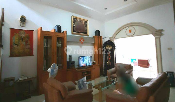 Rumah Cantik 3 Lantai Taman Ratu Siap Huni Semi Furnished Row 2 Mobil 1