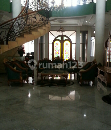 Large House with High Ceilings Ample Parking Space 2