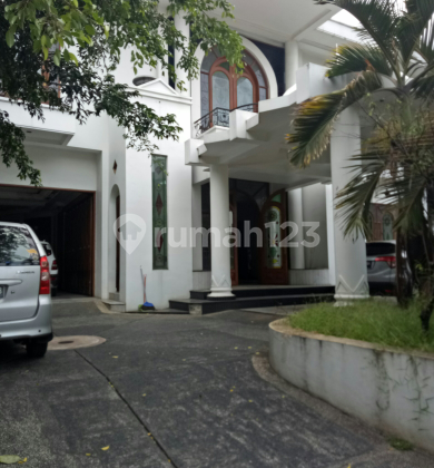 Rumah Besar dengan Ceiling Tinggi Halaman Parkir Banyak