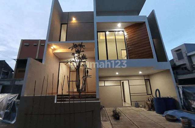 Rumah exclusif  2 Lantai Lokasi dekat mall pgc 1