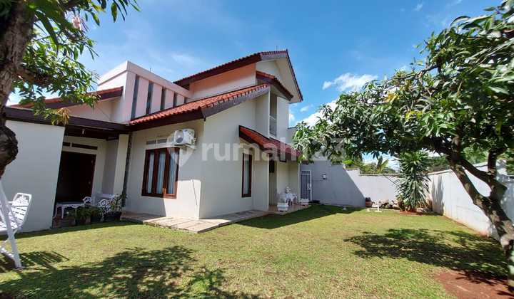 Rumah Asri Dengan Halaman Luas di Mega Cinere 1