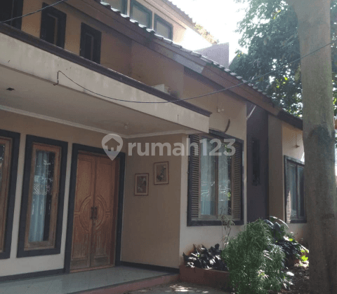 Rumah asri dan terawat di Cinere 1