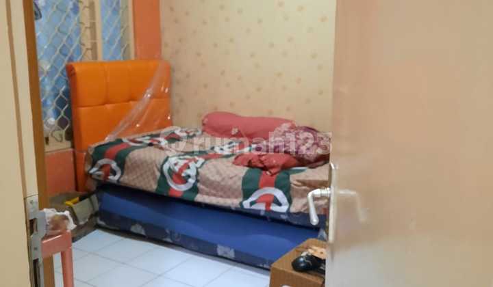 Nusa Loka BSD House, near a modern market and toll road. 2