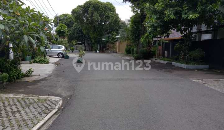 Rumah Good Location Jl. Kerinci - 4 BR 300 m² Furnished - Sri Pangestuti 0819xxxxxxxx, Jakarta Selatan 2