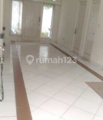 Rumah Asri di tengah Komplek yg Strategis