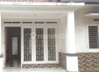 Rumah Asri di tengah Komplek yg Strategis