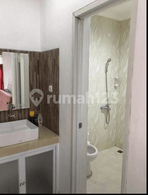 Rumah minimalis 2 lantai semi furnish di Graha Raya 2