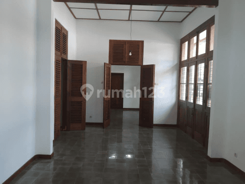 Rumah Asri dan Hijau di Kotabaru, kawasan Premium & Jantung kota Yogyakarta.Lingkungan tenang & nyaman.Jarang ada.Untuk investasi, laku keras bila disewakan utk bisnis/ usaha.