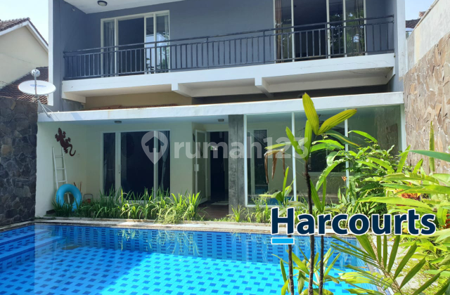 Rumah Bagus Minimalis dgn Kolam Renang di Colomadu Solo