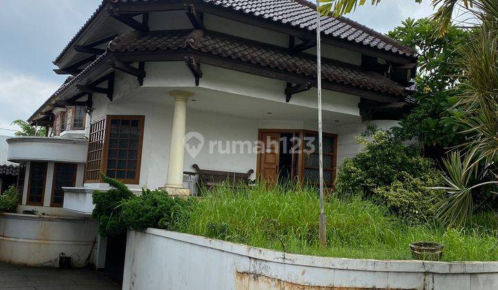 Rumah Klasik dan Asri Berhalaman Luas Ditawarkan utk Pemilik Baru 1