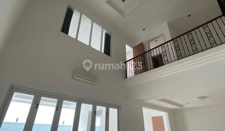 Rumah 2 Lantai Nyaman dengan Kolam Renang 1