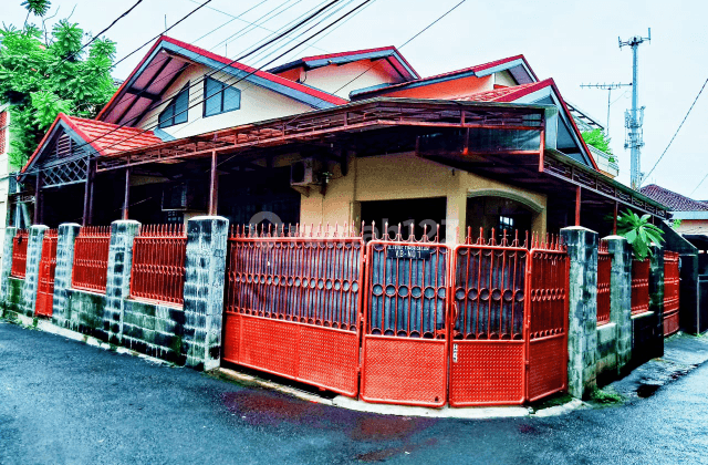 Rumah Lama Terawat akses dekat ke Jalan Besar rumah di hoek. 1