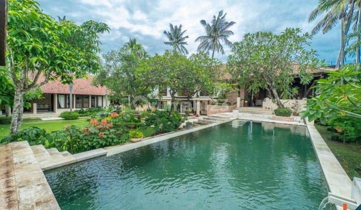 LUXURY SPACIOUS FREEHOLD VILLA NEAR BEACH IN GIANYAR VL1908 1