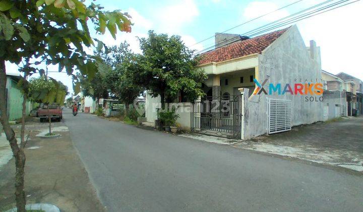 TURUN HARGA Rumah bonus ruang usaha di bagian depan di Colomadu Solobarat 2