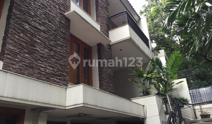 Rumah Modern dengan Pavilion lokasi tenang strategis di Pondok Indah
