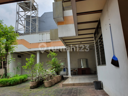 house by the main road. large, flood-free. suitable for restaurant. office.. or school.