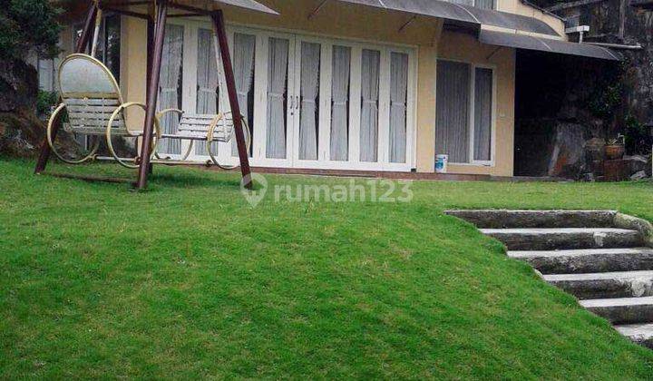 Jual Villa dengan Taman Luas & Bagus, Bangunan Terawat, Siap Huni 1