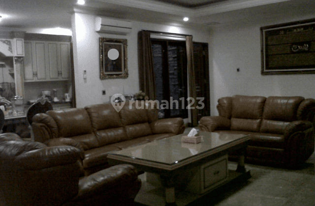 Rumah Mewah 3 lantai, 6 kamar dengan furniture eksklusif 2