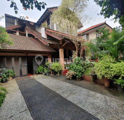 Rumah lama terawat lingkungan komplek veteran 1