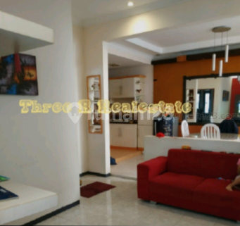 Second floor house, central location, sweet design. 2