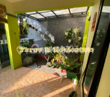 Two-story house with 5 bedrooms, located near Sulfat Agung. 2