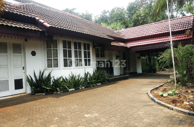 Rumah 2 Lt. Di Jakarta Selatan Masih Layak Huni 1