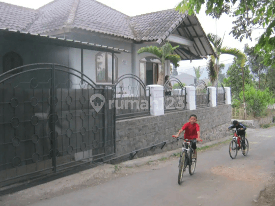 rumah villa cantik dan asri siap huni di lembang bandung 1