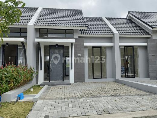 Rumah dengan konsep minimalis kolonial di Perumahan Citragrand 1
