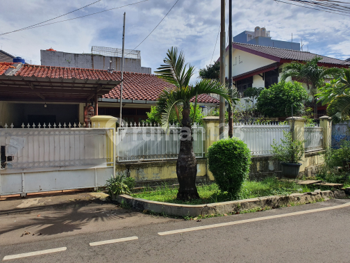 rumah huk depan ada taman dan dua jalur 2