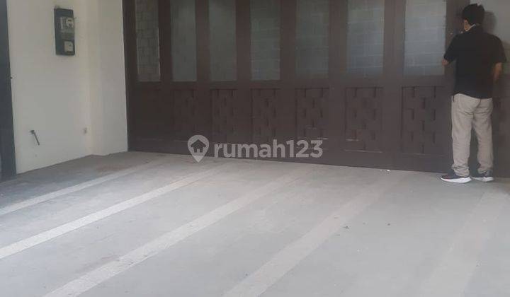 Rumah luas dan siap huni. 2