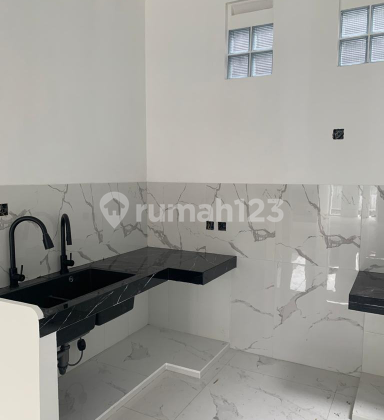New minimalist house with a strategic location in the center of Kembar. 2