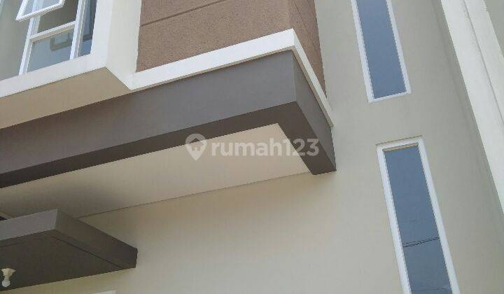 Rumah Mewah Exclusive 2 Lantai  Lingkungan Nyaman dan Strategis 1