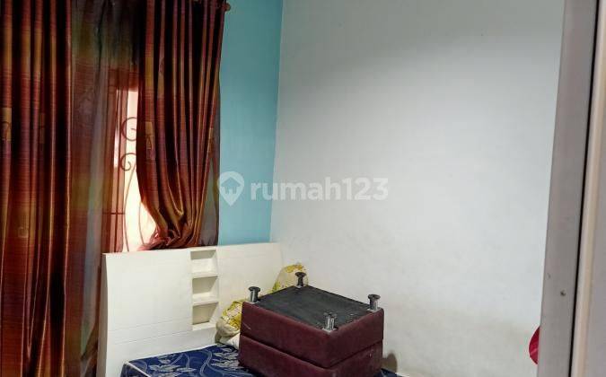 kamar tidur rumah dua lantai di kompleks