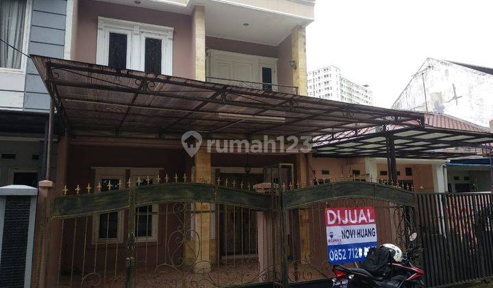 tampak depan rumah dua lantai di kompleks