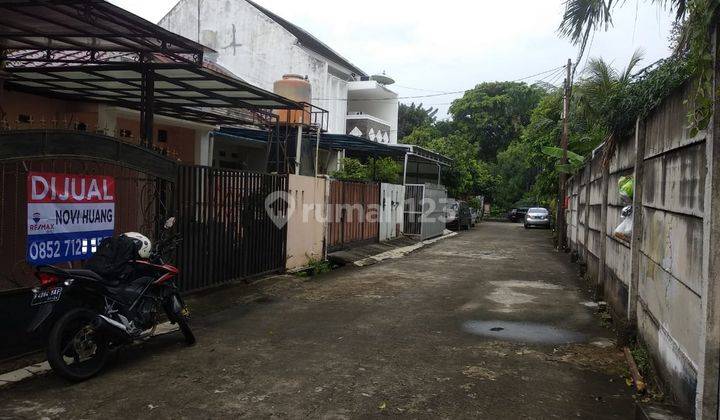 tampak depan rumah dua lantai di kompleks