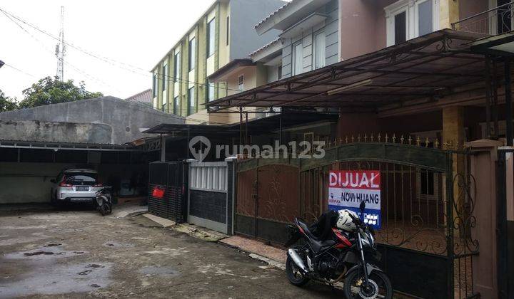 tampak depan rumah dua lantai di kompleks