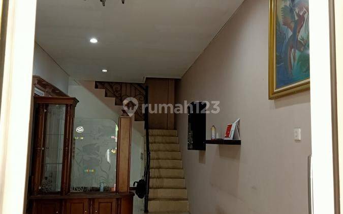 ruang keluarga rumah dua lantai di kompleks