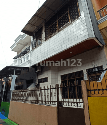 di  rumah 2 lantai di Makassar dalam kota 1