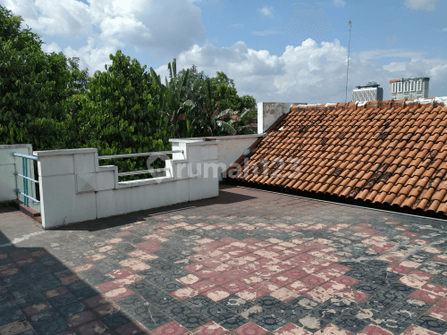 Rumah Klasik Nyaman Laweyan Solo Kota Dengan Rooftop 2